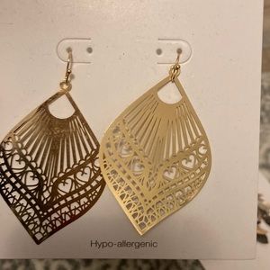 i’m selling dangly earrings and they’re gold